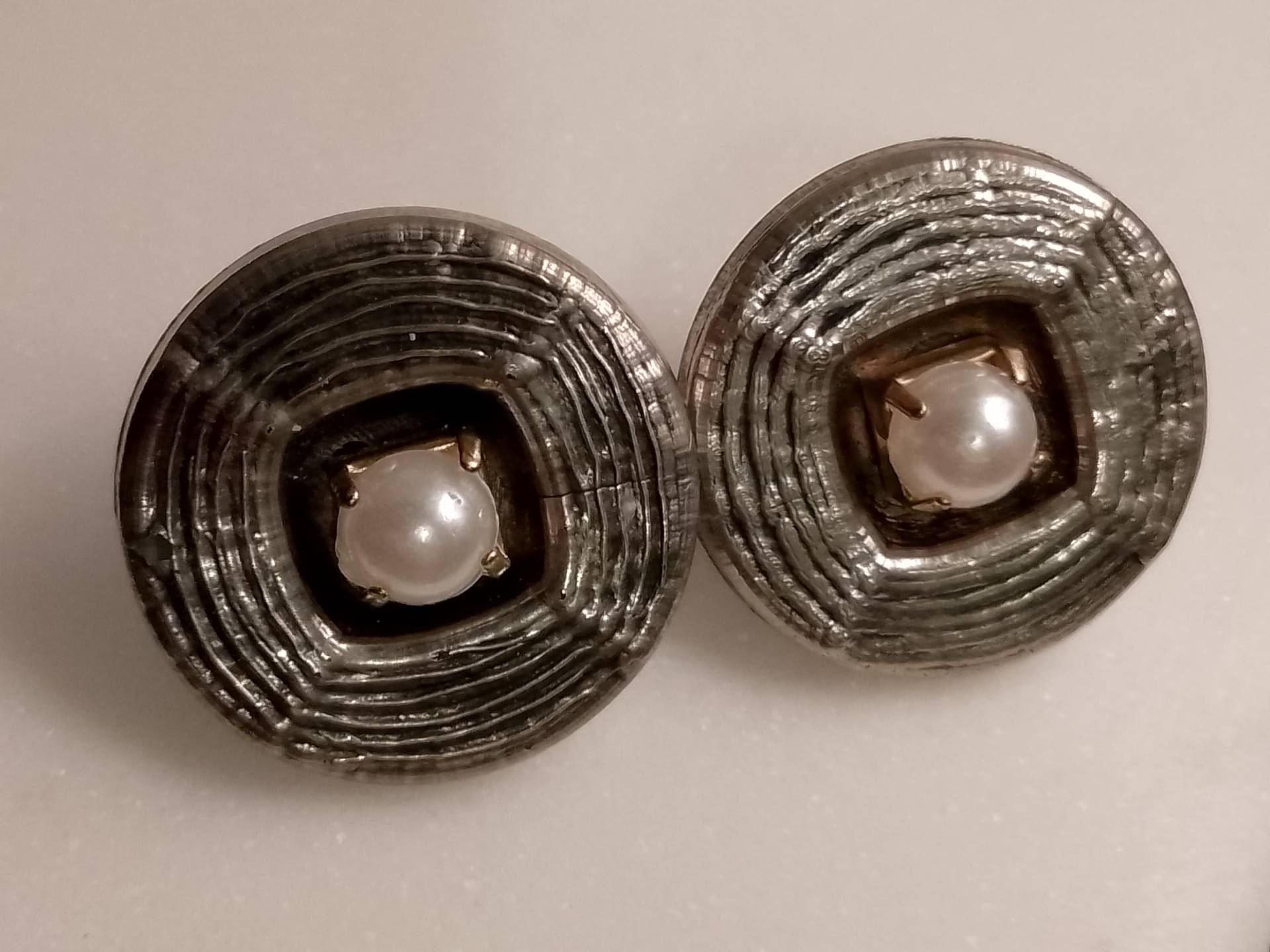 Vintage Style Runde Ohrstecker 2, 3 cm, Silber Mit Weißer Faux-Perle von Foxesncats
