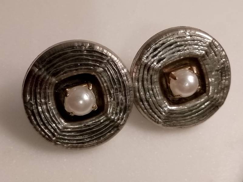 Vintage Style Runde Ohrstecker 2, 3 cm, Silber Mit Weißer Faux-Perle von Foxesncats