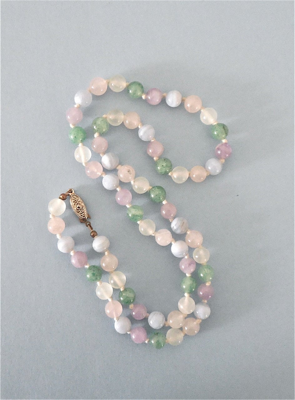 Pastell Quarz Rosa, Blau, Grün, Weiß, Violett Und Klare Perlenkette 24 Zoll Mit Verschluss | 1409 Pastell Quarz Rosa, Blau, Grün, Weiß, Violett Und Klare Perlenkette 24 Zoll Mit Verschluss | 1409 von FoxfireVintageJewelr