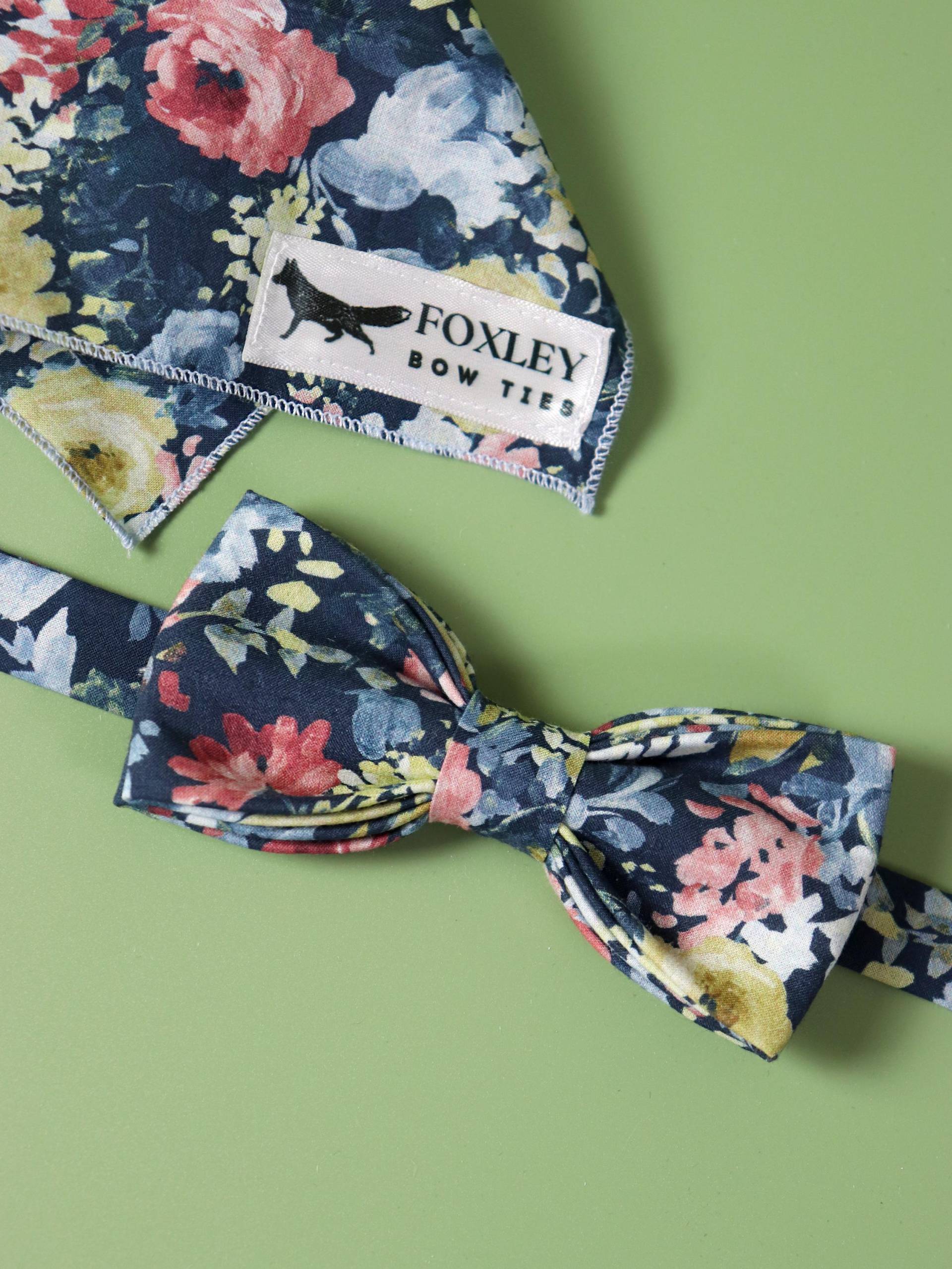 Fliege & Einstecktuch Set - „Mr. Caspar Wild Bouquet" Vorgebundene Herrenfliege Mit Blumenmuster Fliege & Einstecktuch Set - „Mr. Caspar Wild Bouquet" Vorgebundene Herrenfliege Mit Blumenmuster von FoxleyBowties