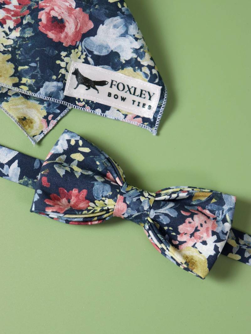 Fliege & Einstecktuch Set - „Mr. Caspar Wild Bouquet" Vorgebundene Herrenfliege Mit Blumenmuster Fliege & Einstecktuch Set - „Mr. Caspar Wild Bouquet" Vorgebundene Herrenfliege Mit Blumenmuster von FoxleyBowties