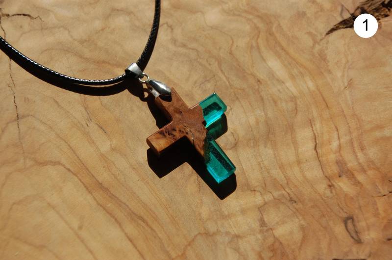 Kreuzkette Halskette Epoxidharz Olivenholz Kreuzanhänger Holzschmuck Männerschmuck Handgemacht Resin Handmade Schmuck Für Damen Accessoire von FoxwoodSteel