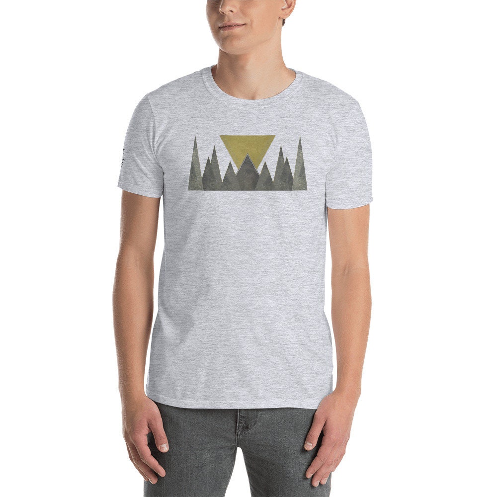 Geo D Mountain T Shirt - Skandinavisch Landschaft Sonnenaufgang Sonnenuntergang Geo D Mountain T Shirt - Skandinavisch Landschaft Sonnenaufgang Sonnenuntergang von FoxyFraming