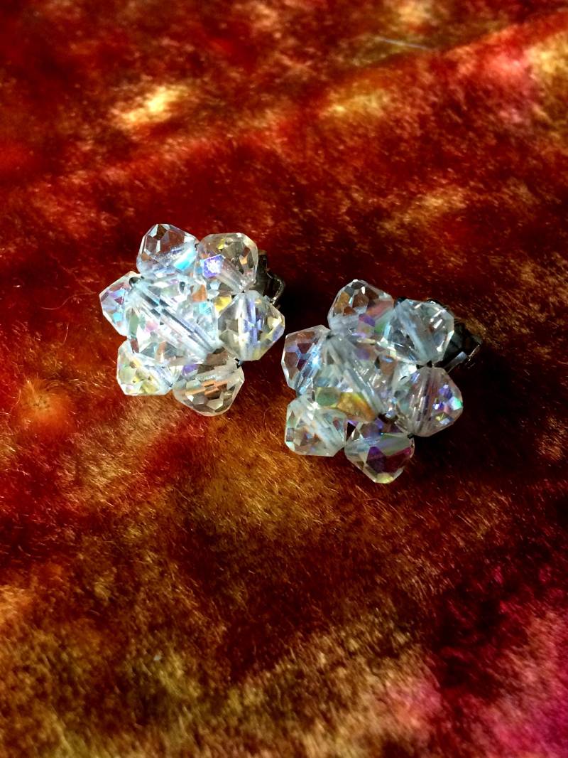 Aurora Borealis Irisierende Kristallohrringe - Vintage 50S 60S Clip On Kostüm Schmuck Accessoire Aurora Borealis Irisierende Kristallohrringe - Vintage 50S 60S Clip On Kostüm Schmuck Accessoire von FoxyGrandpaVintage