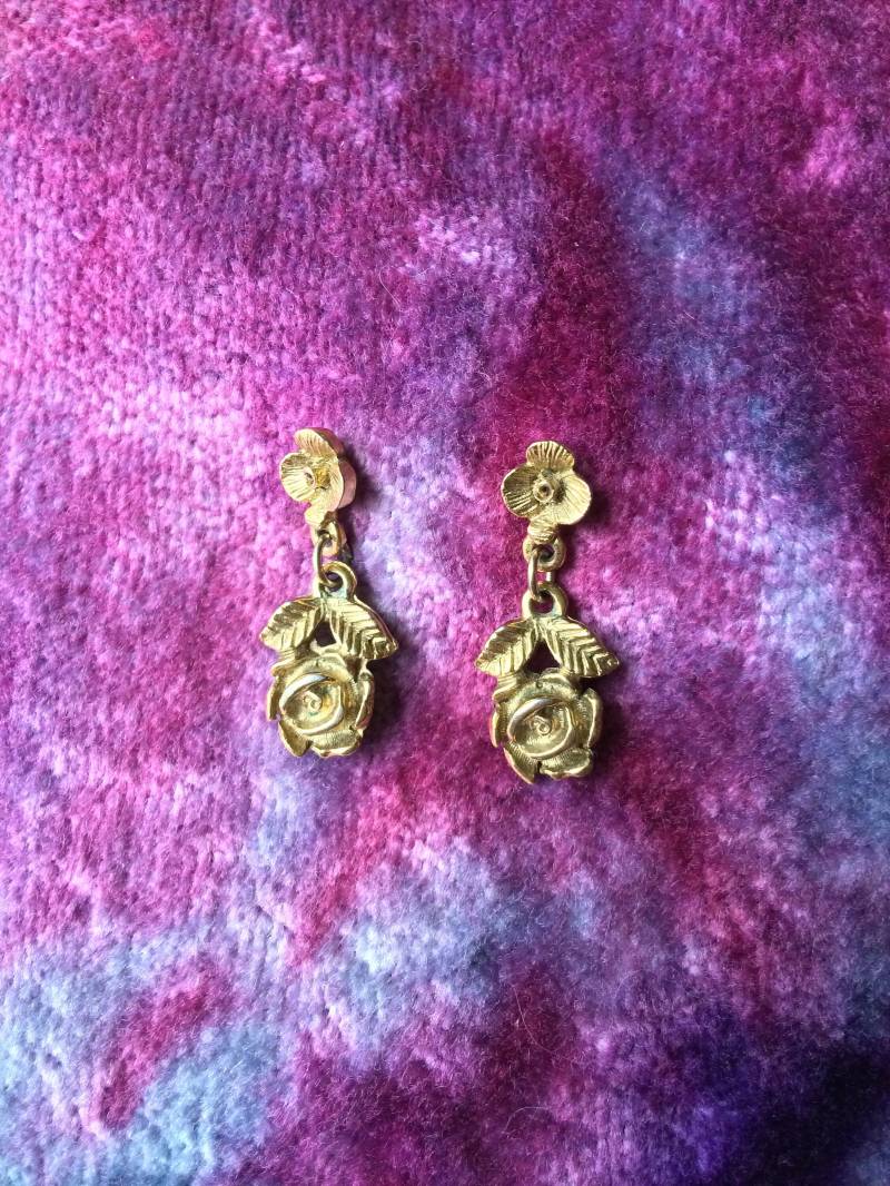 Golden Rose Post-Tropfen-Ohrringe - Detaillierte Gold Jahrgang 1960 Blume Ohrstecker Schmuck Accessoires Golden Rose Post-Tropfen-Ohrringe - Detaillierte Gold Jahrgang 1960 Blume Ohrstecker Schmuck Accessoires von FoxyGrandpaVintage