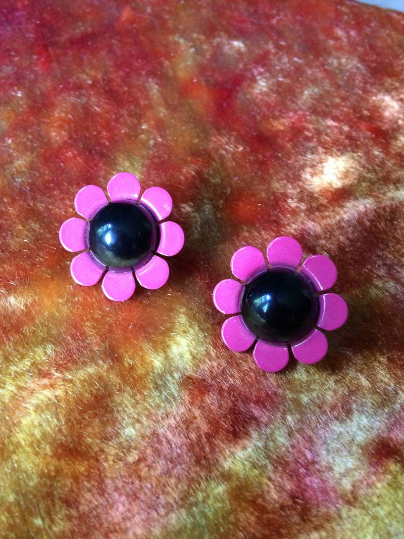 Rosa Und Schwarz Der 90Er Jahre Hat 60Er Blume Ohrstecker - Emaille & Glas Kostüm Schmuck Zubehör Rosa Und Schwarz Der 90Er Jahre Hat 60Er Blume Ohrstecker - Emaille & Glas Kostüm Schmuck Zubehör von FoxyGrandpaVintage