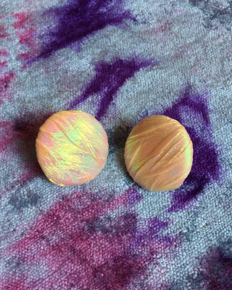 Schillernde Pastell Aussage Ohrstecker - Vintage 90Er Jahre Weiß & Rosa Perlmutt Stoff Beiträge Modeschmuck Schillernde Pastell Aussage Ohrstecker - Vintage 90Er Jahre Weiß & Rosa Perlmutt Stoff Beiträge Modeschmuck von FoxyGrandpaVintage