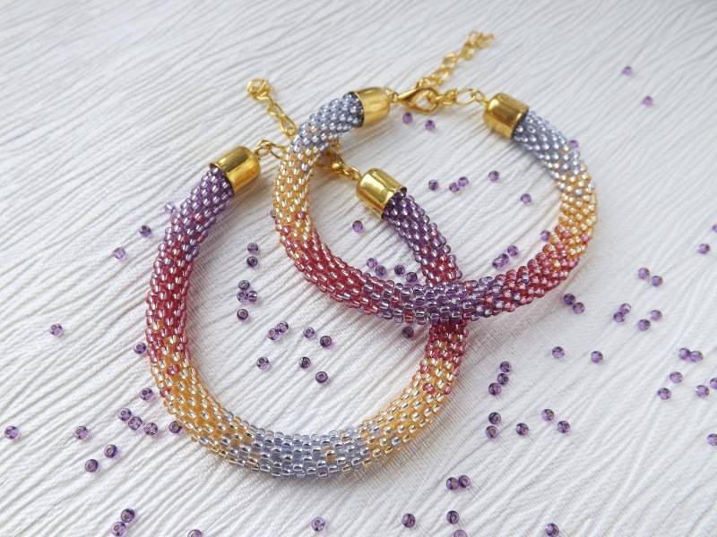 Perlenarmband Gehäkeltes Armband Femme Saatperlen Achtsamkeit Geschenk Lila Seil Alltag Charm von FoxyStyleJewelry