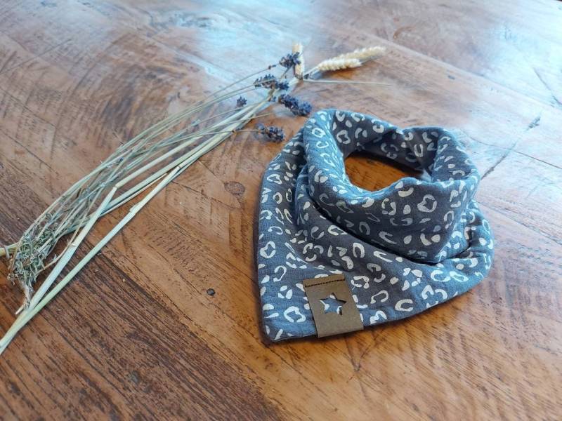 Bezaubernde Grau Musselin Tuch Mit Weißem Leo - Verschluss Druckknopf von FraeuleinFrauke