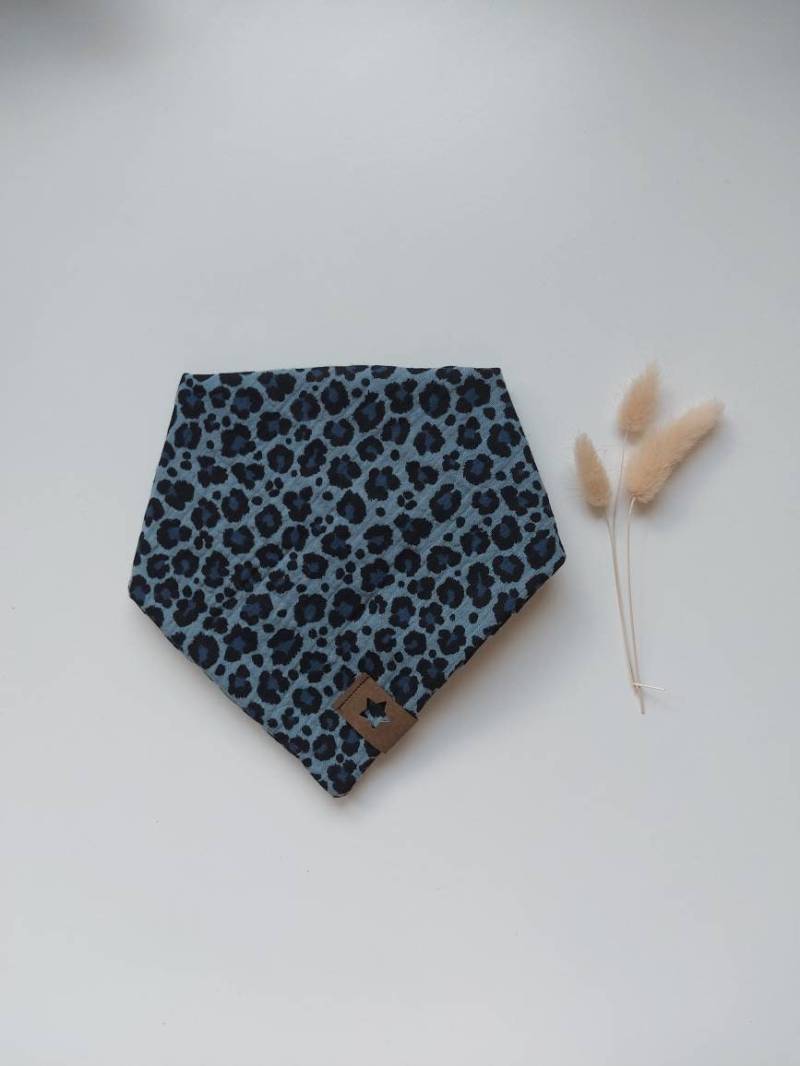 Bezauberndes Musselin Tuch Mit Blauem Leoprint - Verschluss Druckknopf von FraeuleinFrauke