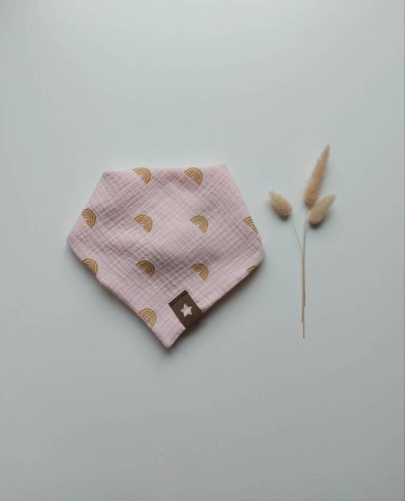 Bezauberndes Musselin Tuch in Rosa Mit Süssem Regenbogen - Verschluss Druckknopf von FraeuleinFrauke