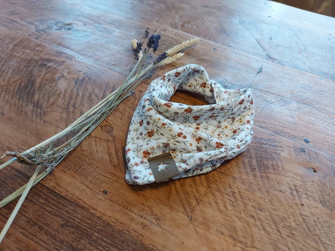 Bezauberndes Musselintuch in Creme Mit Blumen ... Druckknopf von FraeuleinFrauke