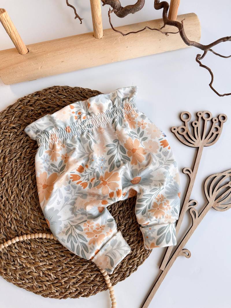 Paperbag Hose Mädchen Blumen Babyhose Mitwachshose Kinder Paperbaghose Flower Blümchen von FraeuleinGoldstueck