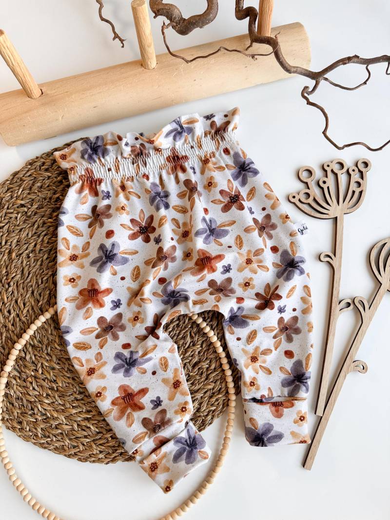 Paperbag Pant Mit Blumen Mädchen Herbst Hose Baby Mädchenhose Babyhose Mitwachshose Blumenhose Paperbaghose von FraeuleinGoldstueck