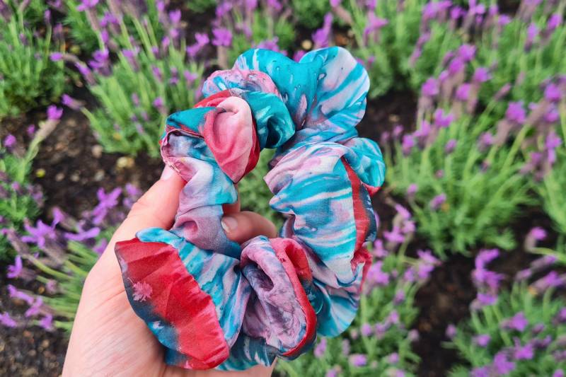 Haargummi Seide Scrunchie Marmor Effekt Rot Smaragd Grün Türkis Batik Haarband Zopfgummi Deutschland Geschenk Frühling Vintage Marble Silk von FraeuleinLenaLaden