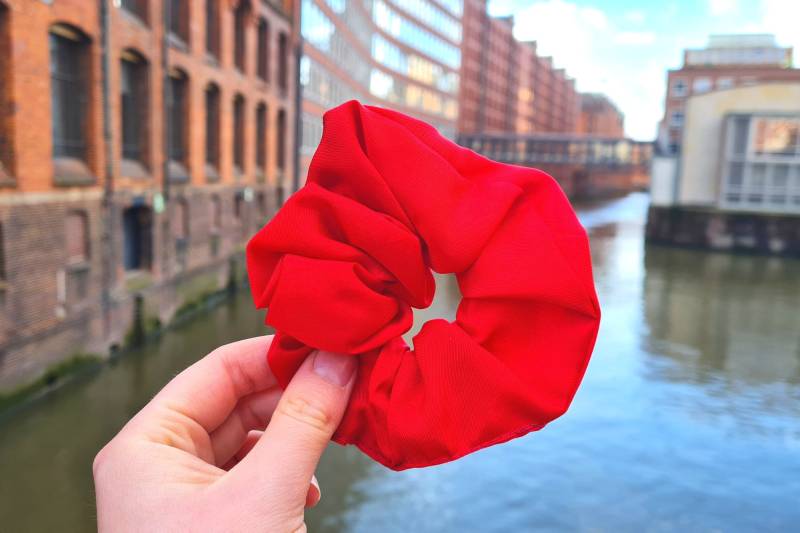 Scrunchie Haargummi Rot Matt Haarband Zopfgummi Handgemacht Deutschland Geschenk Freundin Tochter Paris Liebe Purpur Herbst Winter Hamburg von FraeuleinLenaLaden