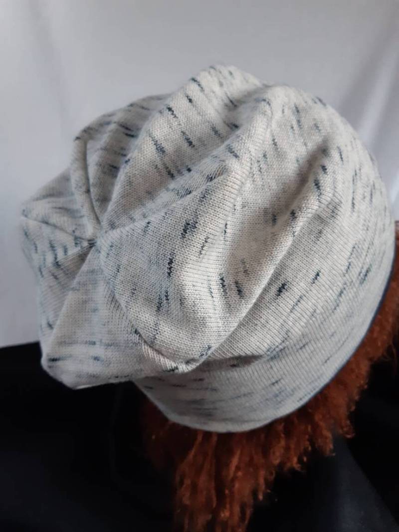 Leinenstrickbeanie, Natur Und Blau Meliert, Mit Einem Variablen Umschlag Aus Weichem Blauen Baumwollsweat von FraeuleinLina