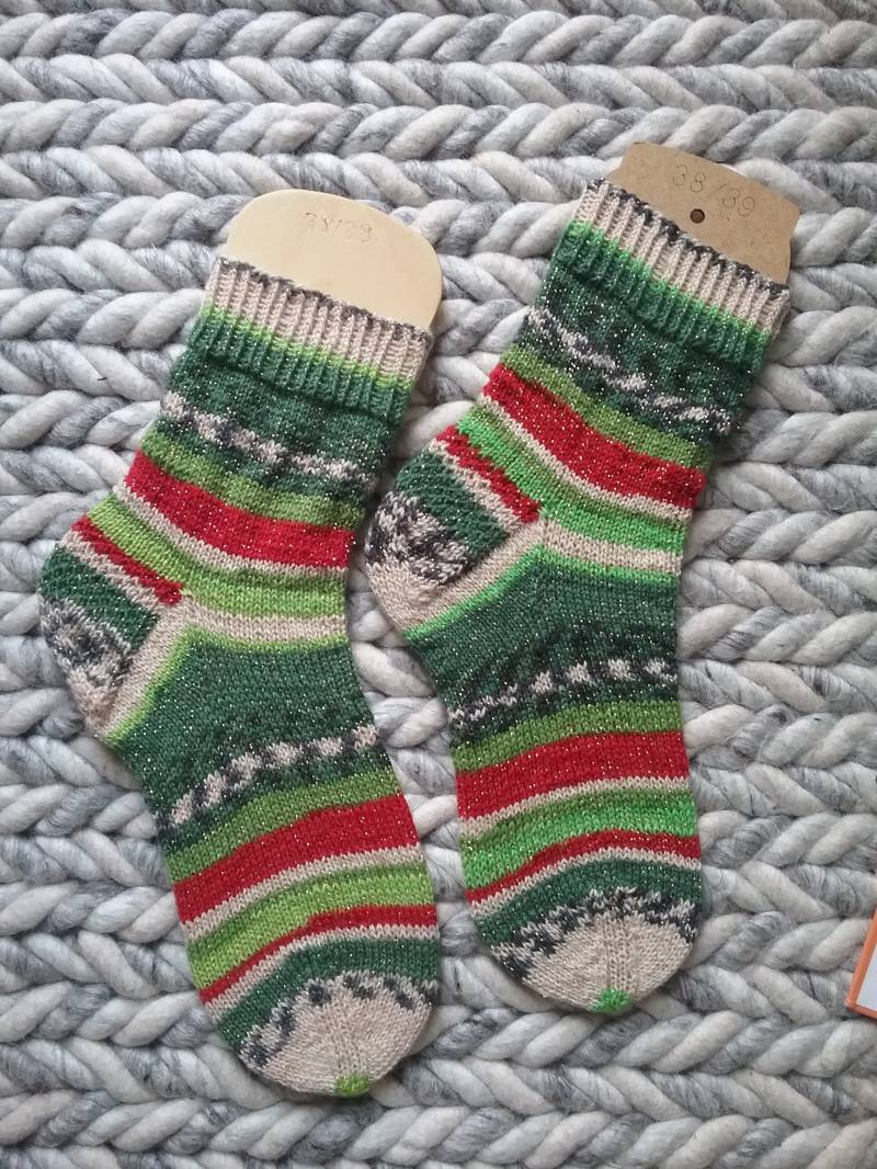 Selbstgestrickte Glitzer Weihnachts-Socken Größe 38/39 von FraeuleinMaschenhaft