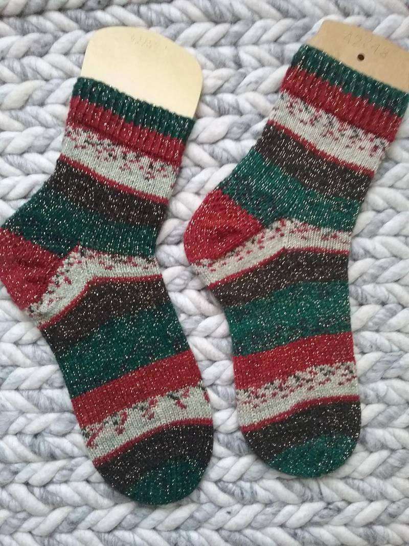 Selbstgestrickte Glitzer Weihnachts-Socken Größe 42/43 von FraeuleinMaschenhaft