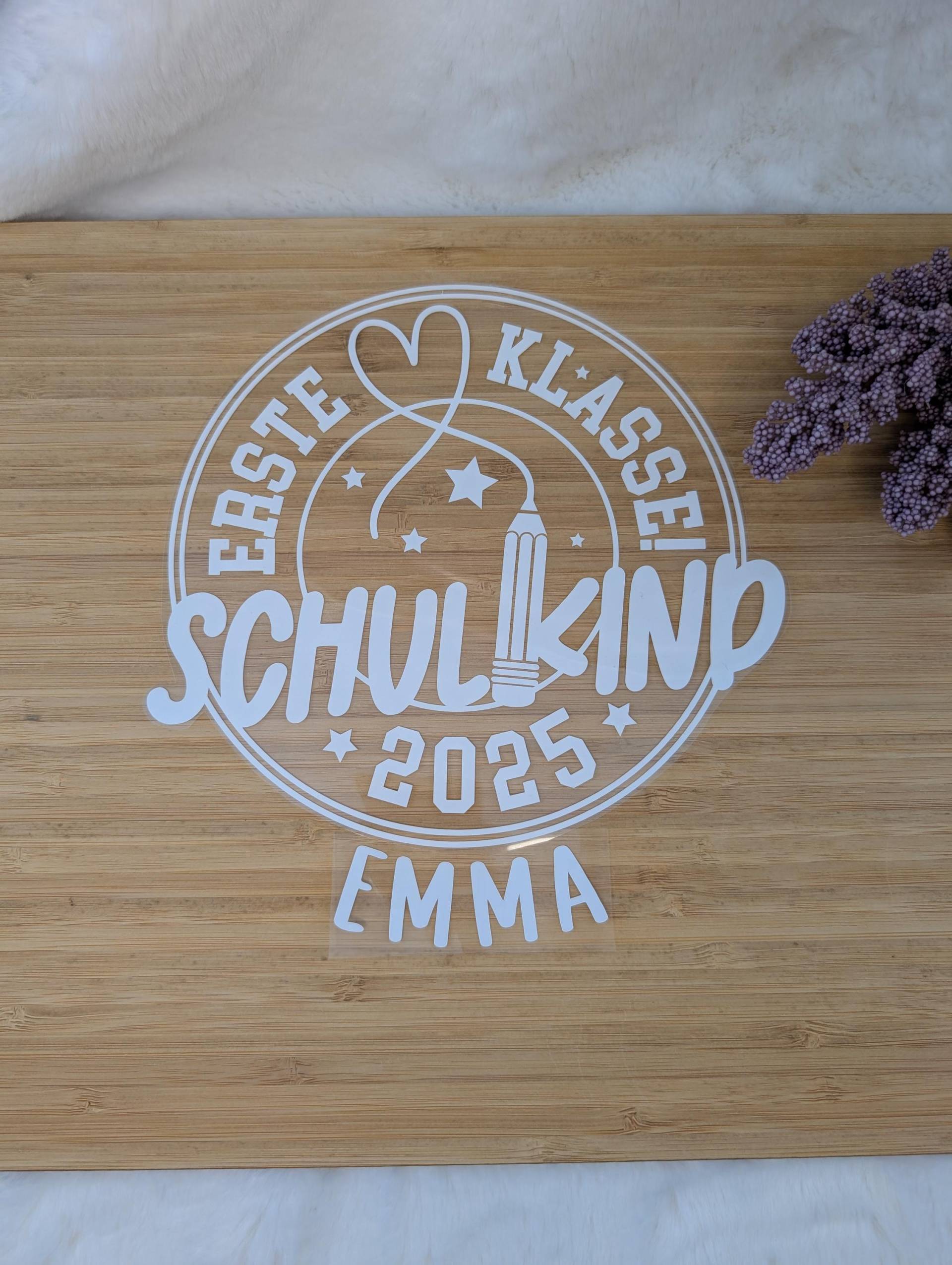Bügelbild, Schulkind 2025, Personalisiert, Motiv, T-Shirt, Einschulung, Schule, Schulkind, 1. Klasse Bügelbild, Schulkind 2025, Personalisiert, Motiv, T-Shirt, Einschulung, Schule, Schulkind, 1. Klasse von FraeuleinPlottaDE