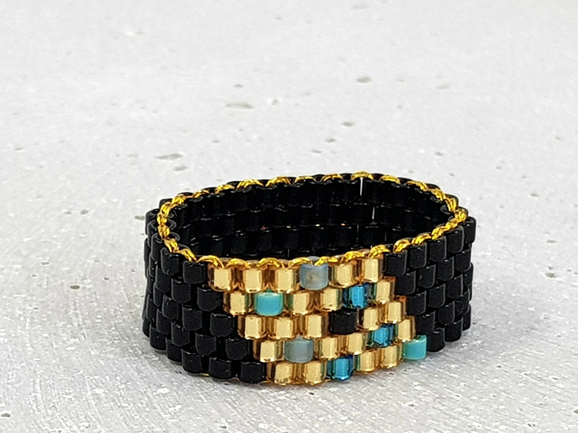 Mehrfarbiger Miyuki Perlen Ring | Mehrfarbig Schwarz, Gold Und Verschiedene Größen von FraeuleinPpunktLaden