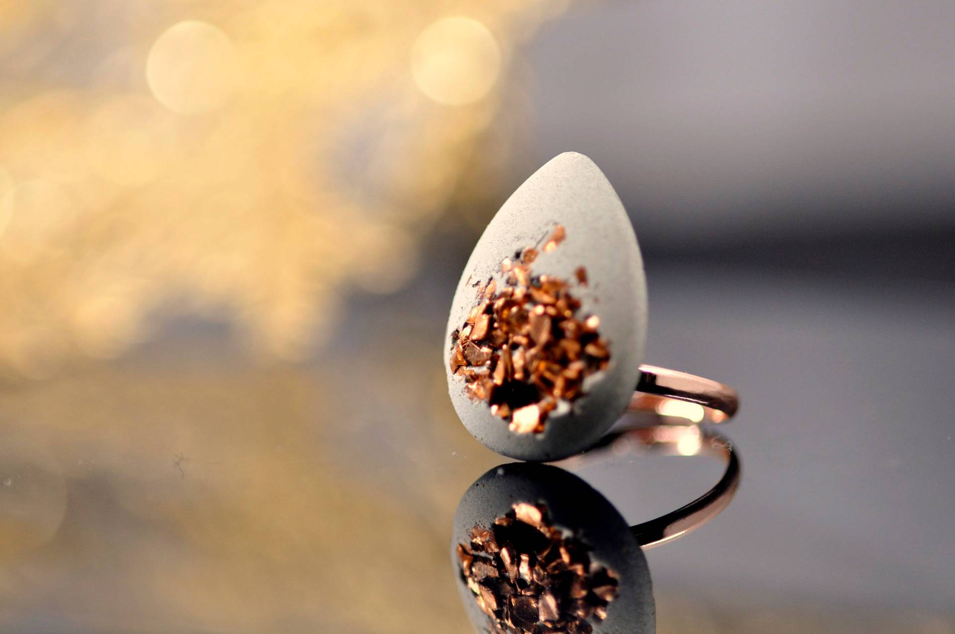 Tropfenförmiger Beton Ring | Kupferfarbene Splitter Rosègold Grau von FraeuleinPpunktLaden