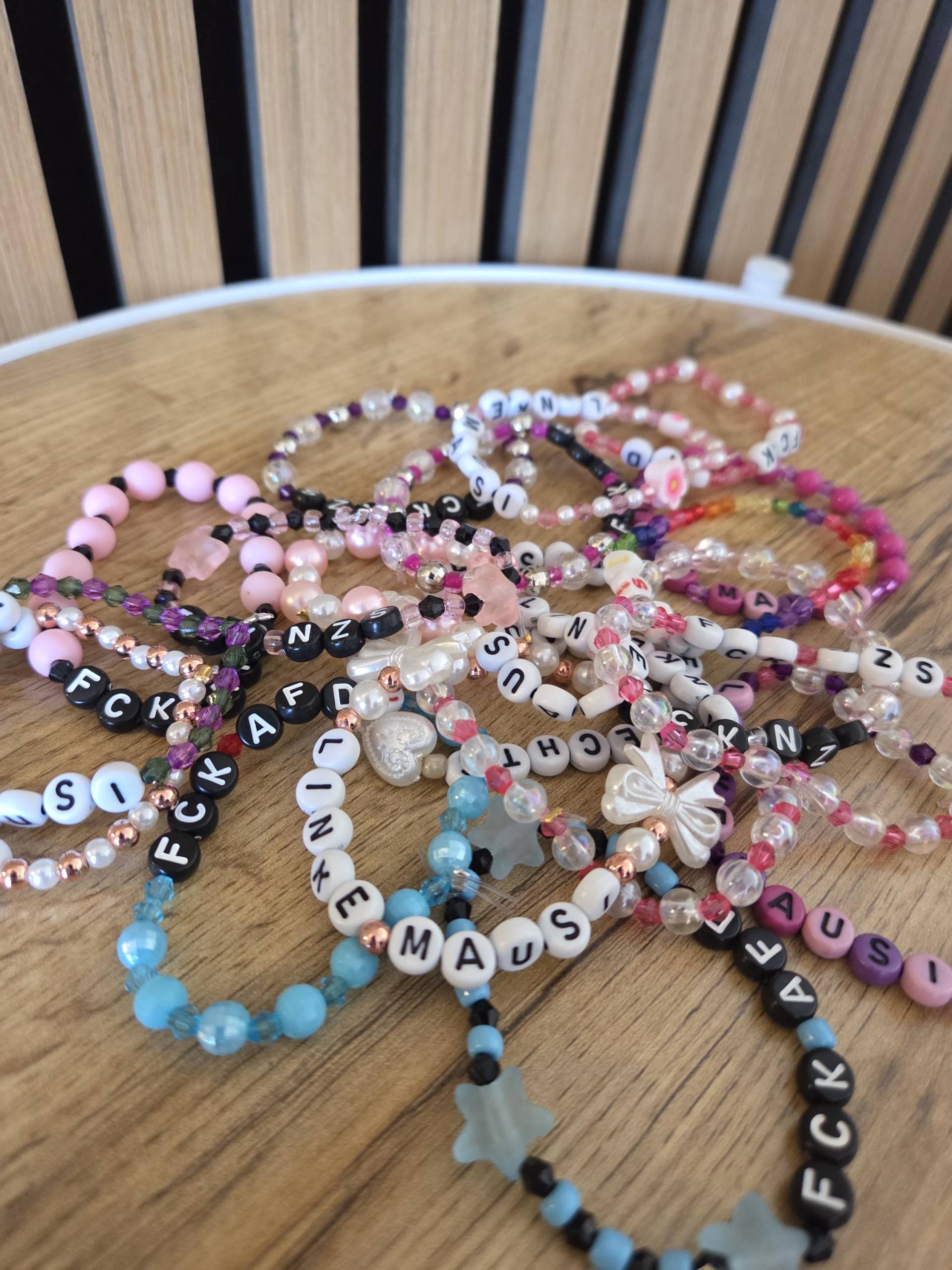 Überraschungs Armbänder Für Linke Mausis Überraschungs Armbänder Für Linke Mausis von FraeuleinWaschbaer