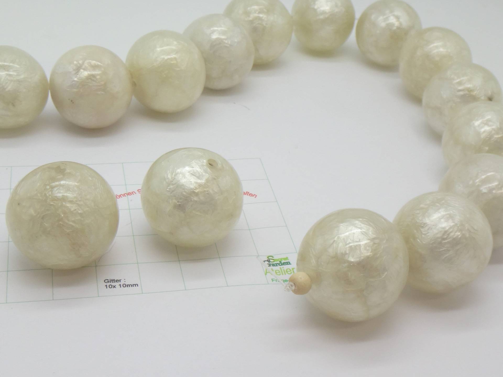 Eine Weiße Capriz Perle, Handgefertigt 23mm Eine Weiße Capriz Perle, Handgefertigt 23mm von FrageMich