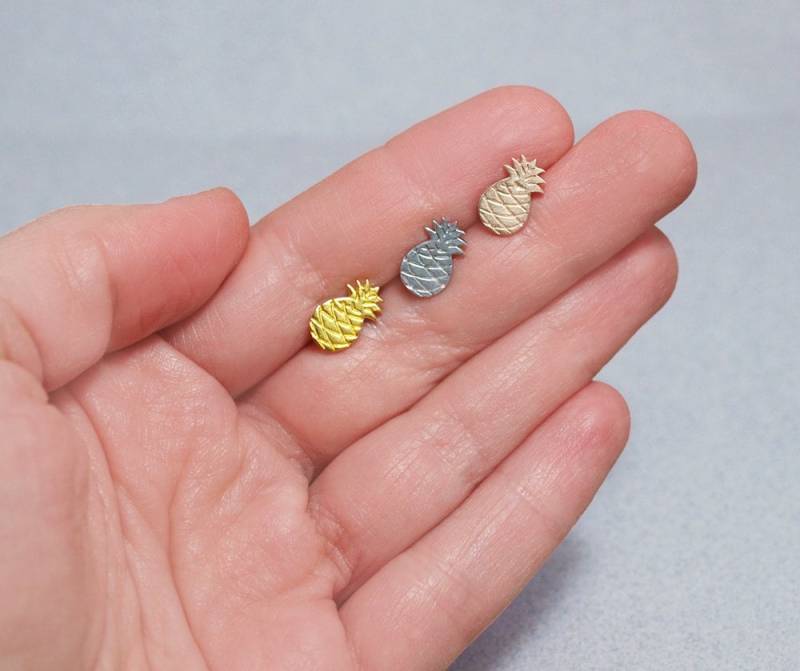 Ananas Kleine Ohrstecker Vergoldete Ohrringe Obst Handgemachter Schmuck Kinder Geschenk Nette Alltagsohrringe von FragkiskiDesigns