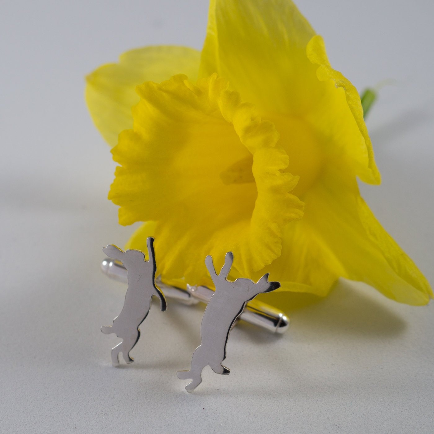 Silber Boxing Hare Manschettenknöpfe Ein Paar Sterlingsilber Manschettenknöpfe in Hasenform von FragmentDesignsEtsy