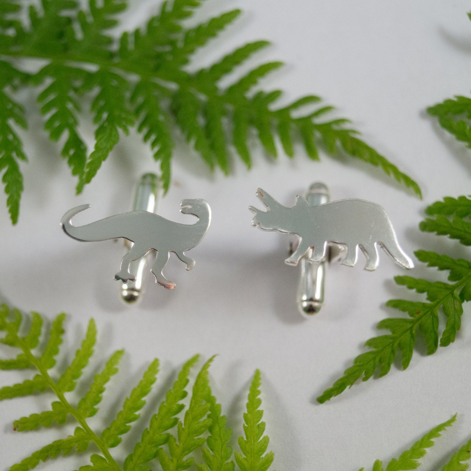 Silber Dinosaurier Manschettenknöpfe Ein Paar Dryptosaurus Und Triceratops Förmige Manschettenknöpfe Aus Recyceltem Sterlingsilber Silber Dinosaurier Manschettenknöpfe Ein Paar Dryptosaurus Und Triceratops Förmige Manschettenknöpfe Aus Recyceltem Sterlingsilber von FragmentDesignsEtsy