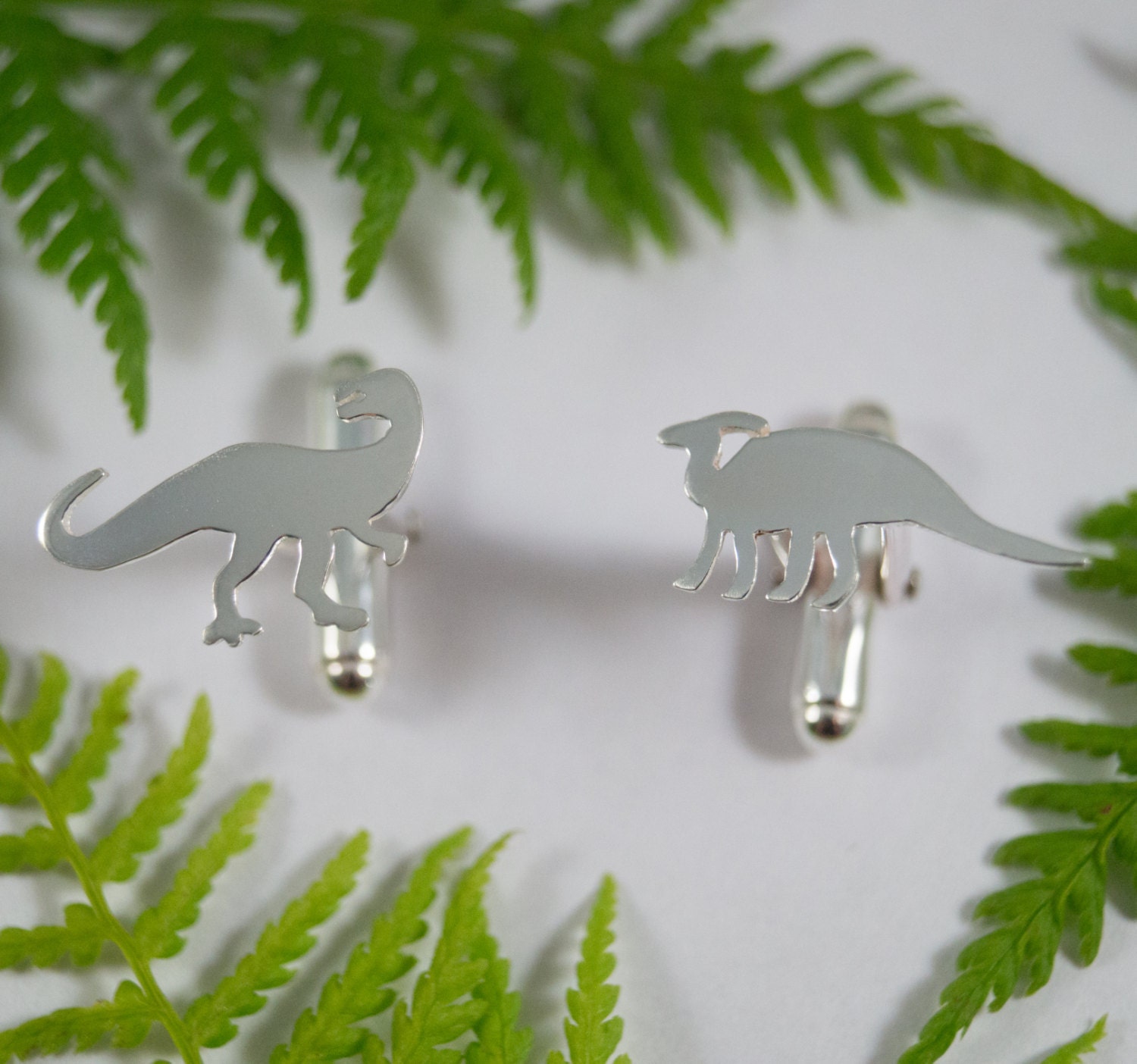 Silber Dinosaurier - Manschettenknöpfe Ein Paar Eco Manschettenknöpfe in Form Eines Dryptosaurus Und Adrosauriers von FragmentDesignsEtsy