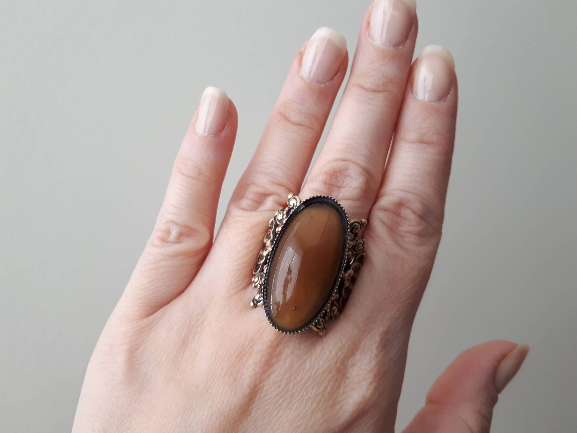 Großer Statement Geflochtener Messing Ring Oval Glasstein Twist Verstellbares Band Großes Ungewöhnliches Modernes Design Größe 6 1/2 von FralaVintage