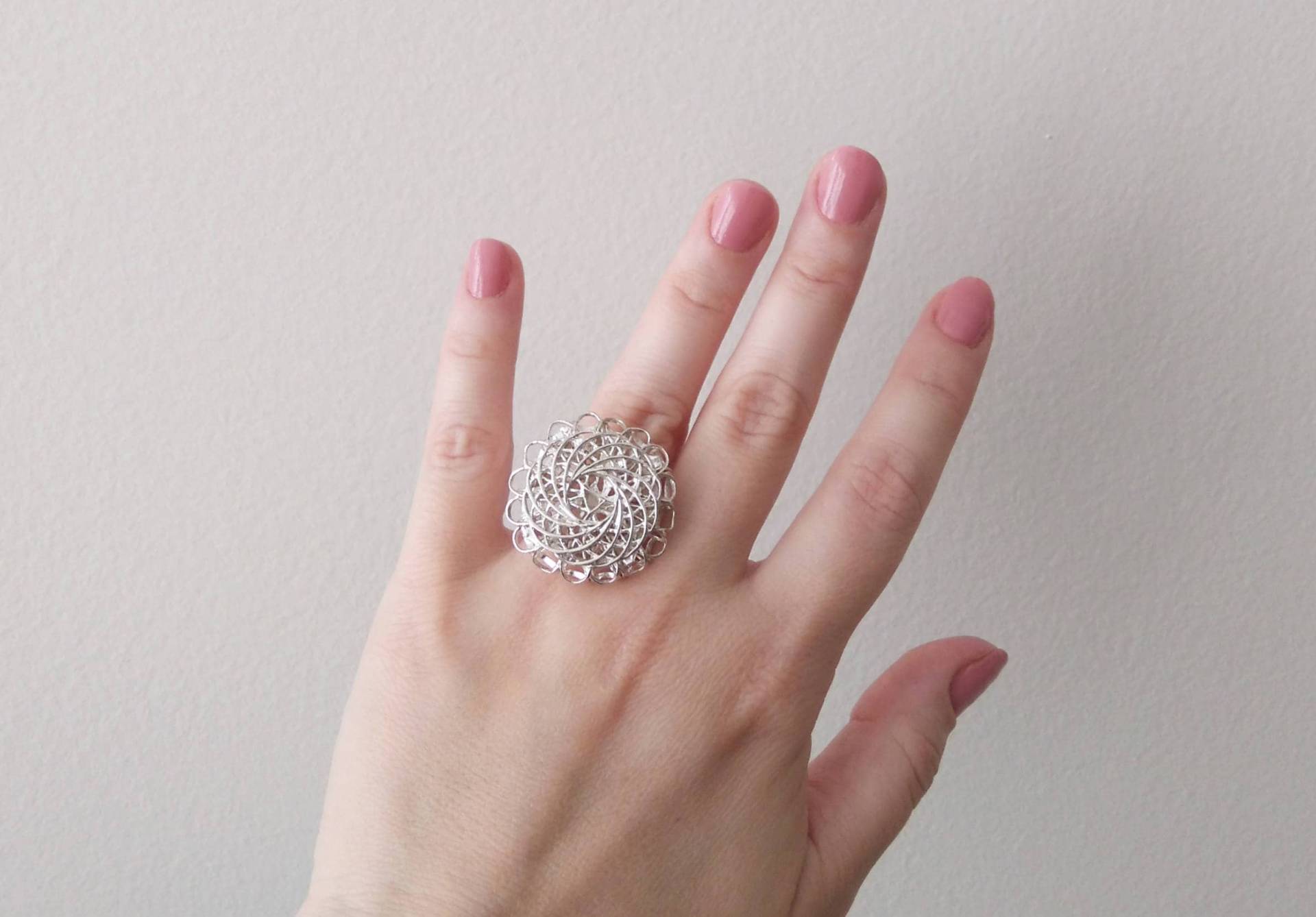 Großer Statement Ring Breiter Wire Crochet Statementring Modernes Design Größe 5 3/4 von FralaVintage