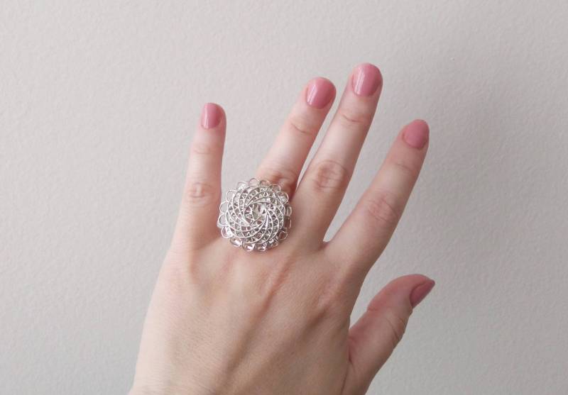 Großer Statement Ring Breiter Wire Crochet Statementring Modernes Design Größe 5 3/4 von FralaVintage
