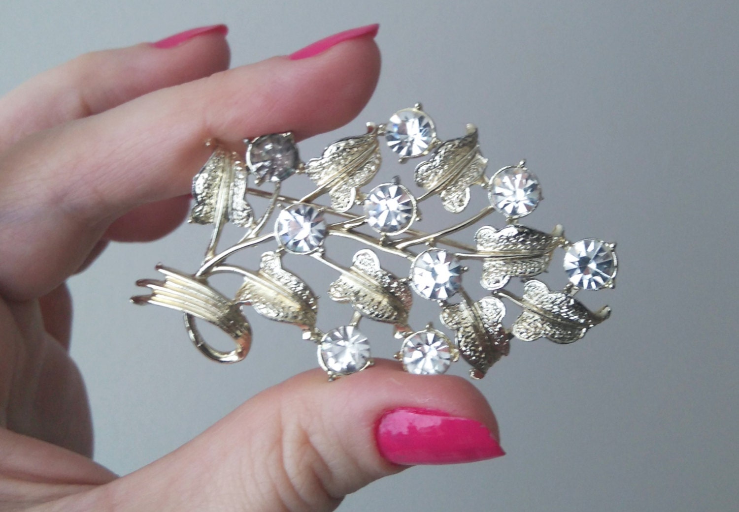 Vintage Blatt Klare Strass Brosche Goldener Ton von FralaVintage