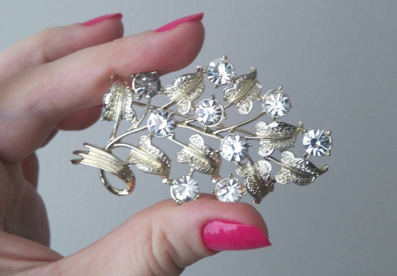 Vintage Blatt Klare Strass Brosche Goldener Ton von FralaVintage