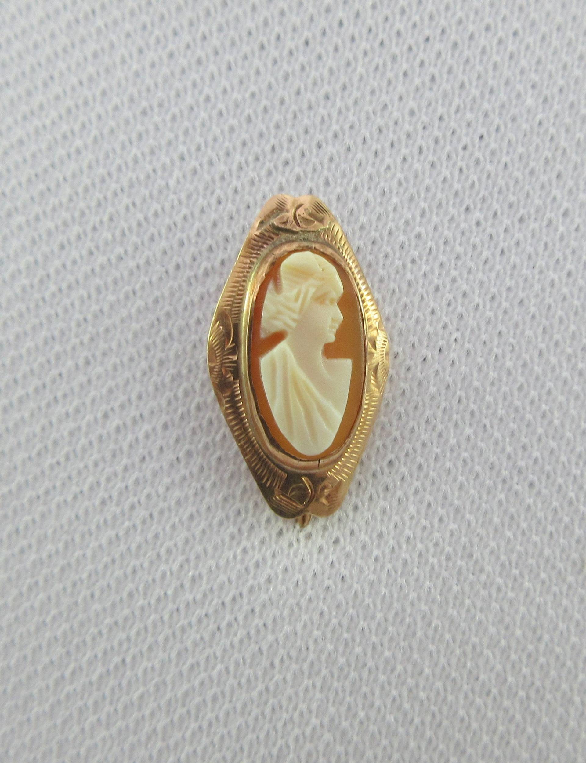 10K Gelbgold Geätzte Cameo-Hutnadel 10K Gelbgold Geätzte Cameo-Hutnadel von Framarines