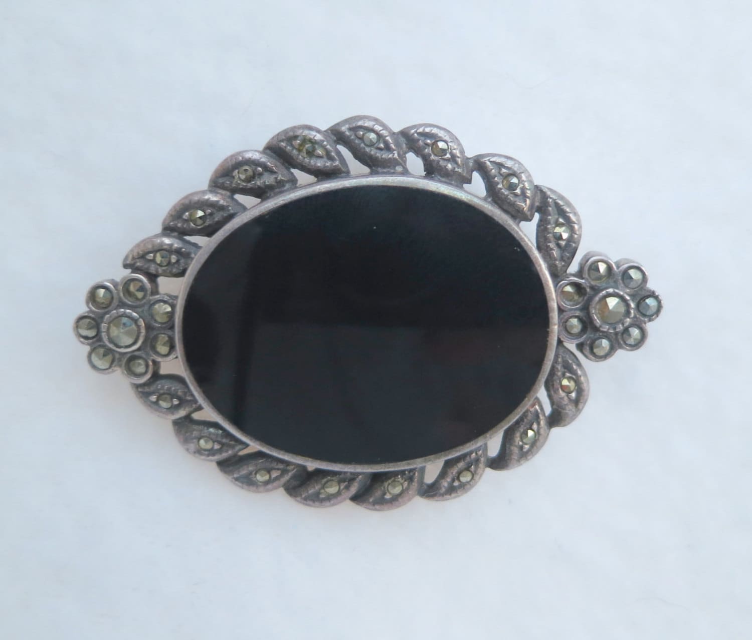 Florale Filigrane Silber Sterling Onyx Brosche Mit Markasiten - 10 Gramm von Framarines
