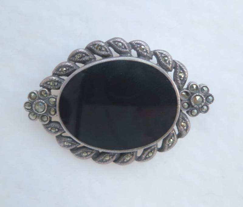 Florale Filigrane Silber Sterling Onyx Brosche Mit Markasiten - 10 Gramm von Framarines
