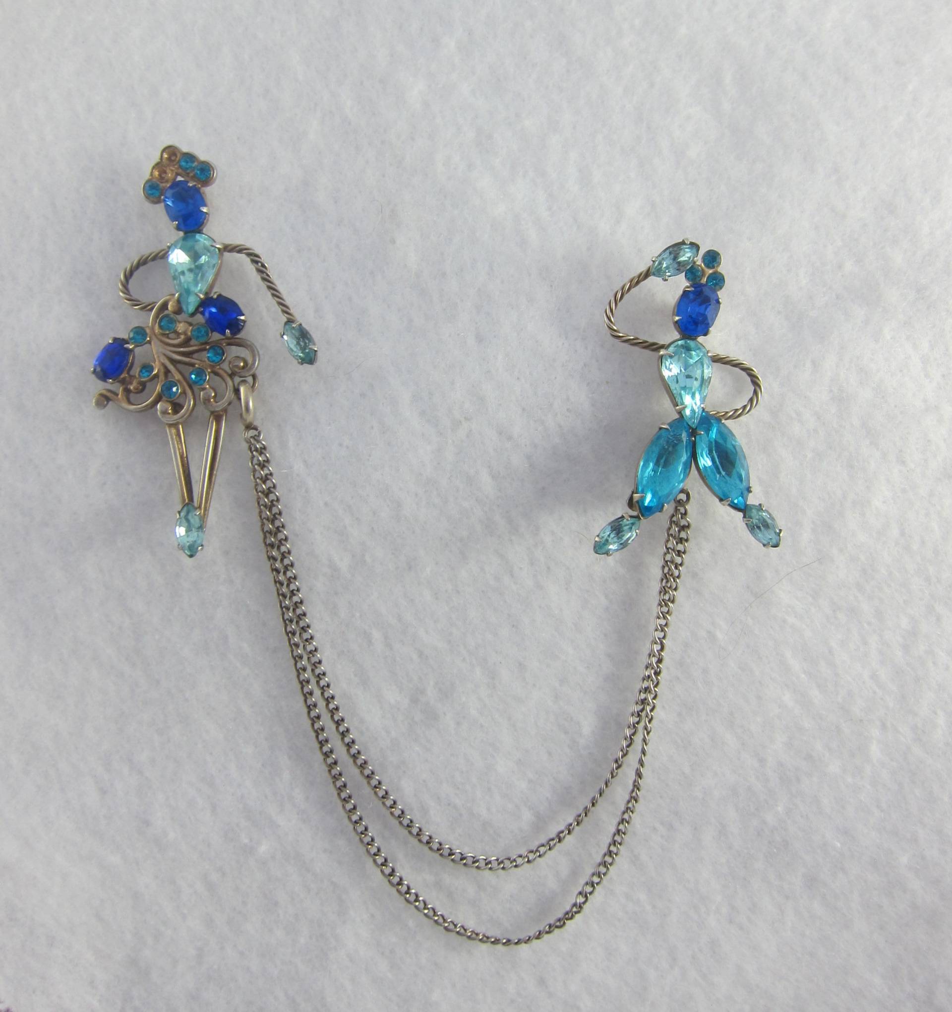 Gold Über Sterling Silber Blau Strass Stilisierte Männliche Und Weibliche Figuren Abnehmbare Doppel Kette Chatelaine Brosche von Framarines