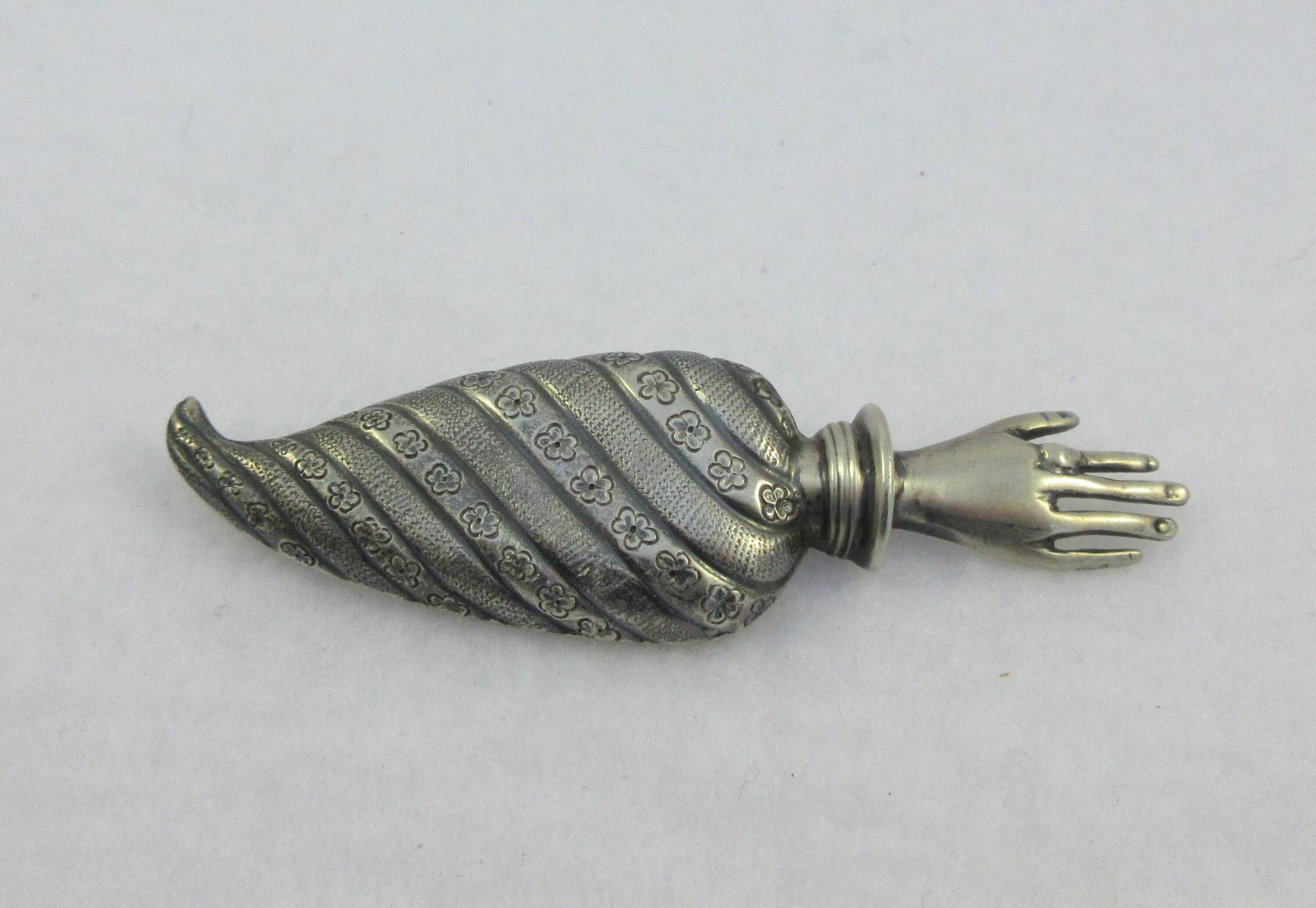 Große Handgemachte Sterling Silber Figural Hand Posy Halter Tussie Mussie Brosche Große Handgemachte Sterling Silber Figural Hand Posy Halter Tussie Mussie Brosche von Framarines