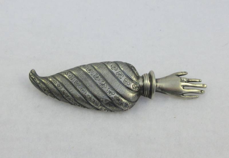 Große Handgemachte Sterling Silber Figural Hand Posy Halter Tussie Mussie Brosche von Framarines