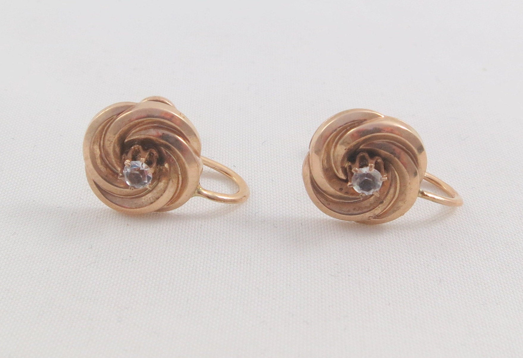 Signierte Bda 10K Gelb Gold Swirls White Strass Screw Back Ohrringe von Framarines