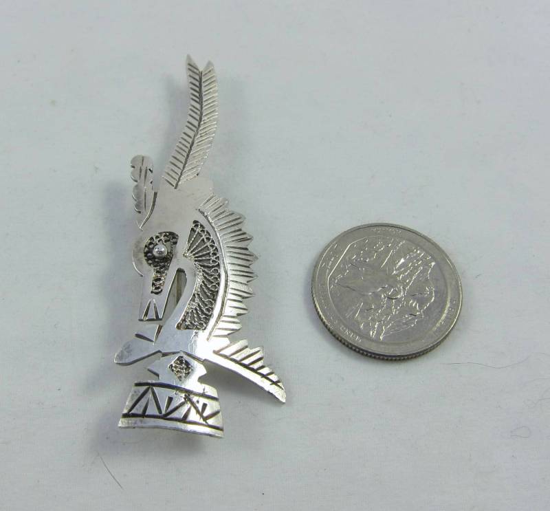 Silber Sterling Stilisierte Filigrane Gefiederte Pferd/Schachfigur Ritter - Art Deco Stil Brosche Pin C Verschluss von Framarines