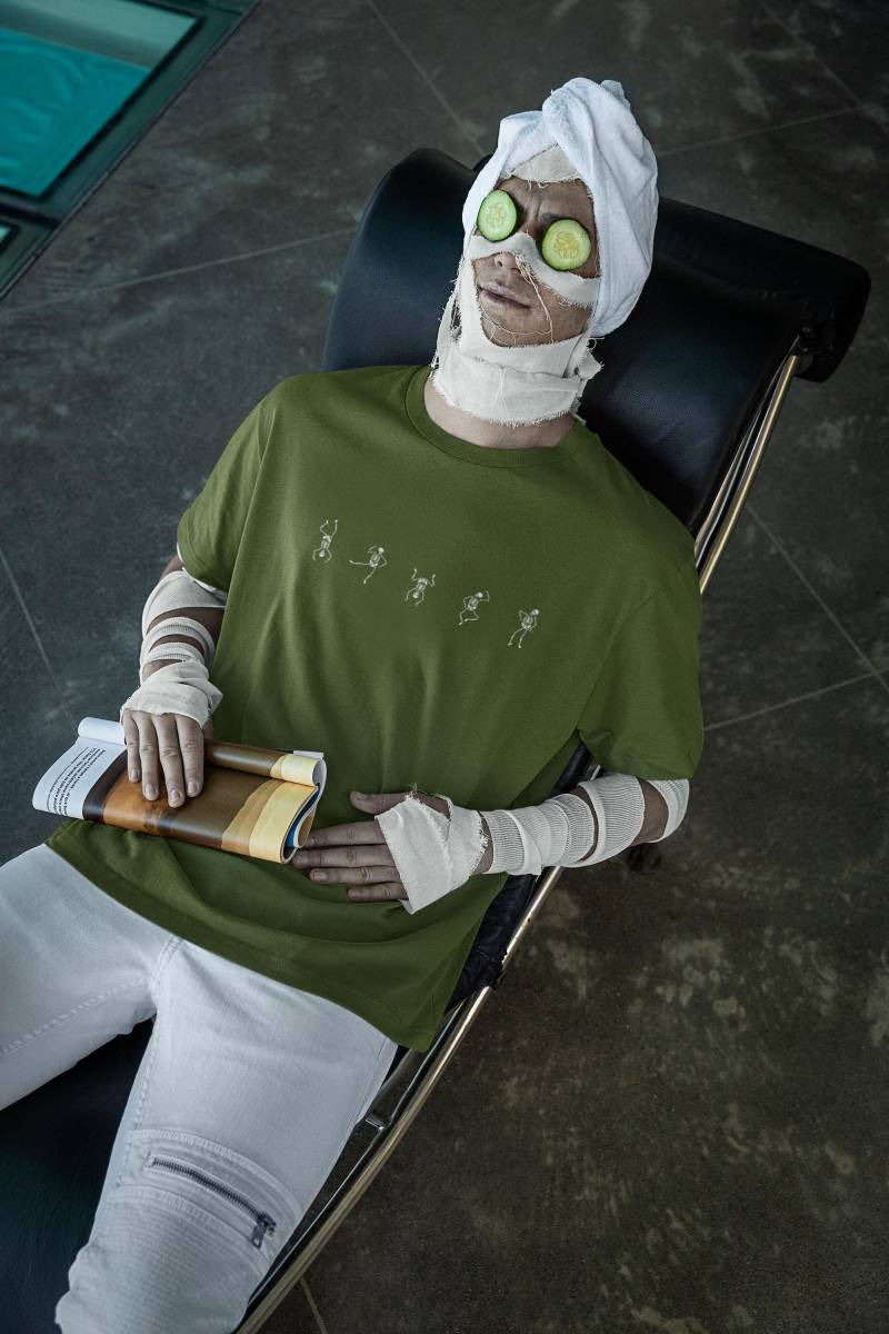 Halloween, Skelette Oversize T-Shirt, Tanzende Skelette, Frontprint, Printed in Germany von FrameFabric