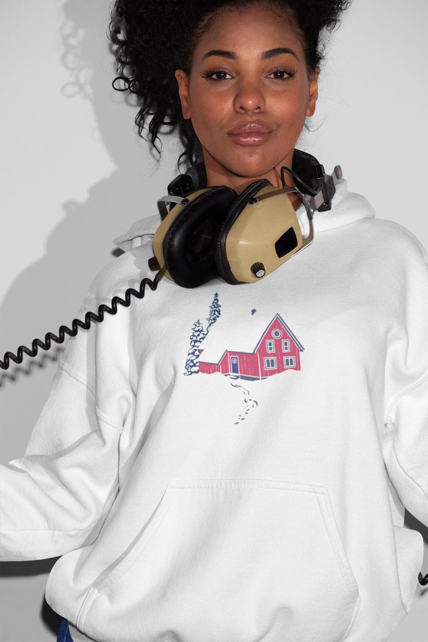 Winter Hütte Hoodie, Schwedenhaus, Weihnachtsgeschenk, Printed in Germany von FrameFabric
