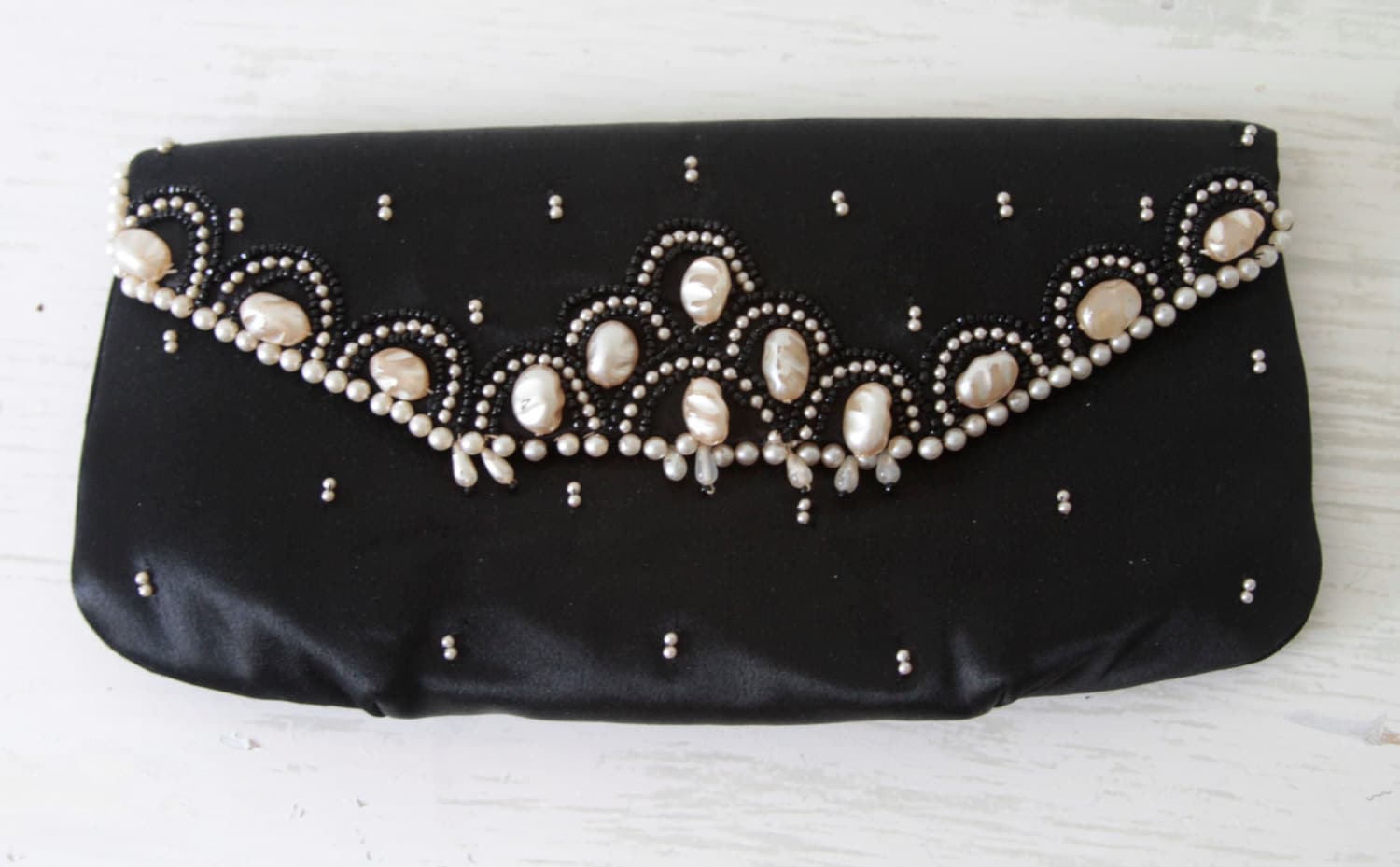 Vintage Magid Schwarz Satin Kupplung Mit Faux Süßwasserperlen Und Perle Wie Perlen Vintage Magid Schwarz Satin Kupplung Mit Faux Süßwasserperlen Und Perle Wie Perlen von FranaVintage
