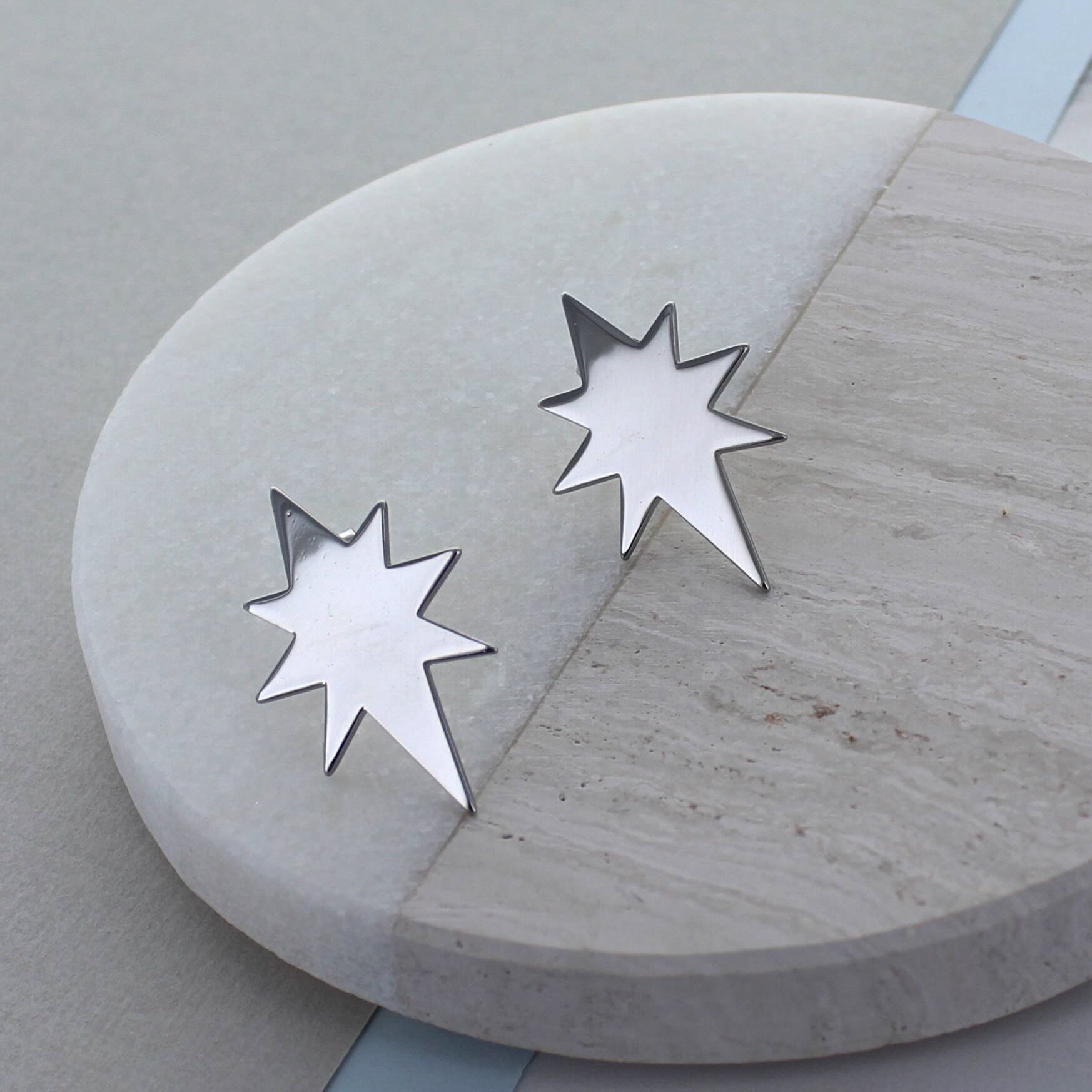 Pow Versilberte Statement Ohrringe von FrancescaRossiDesign