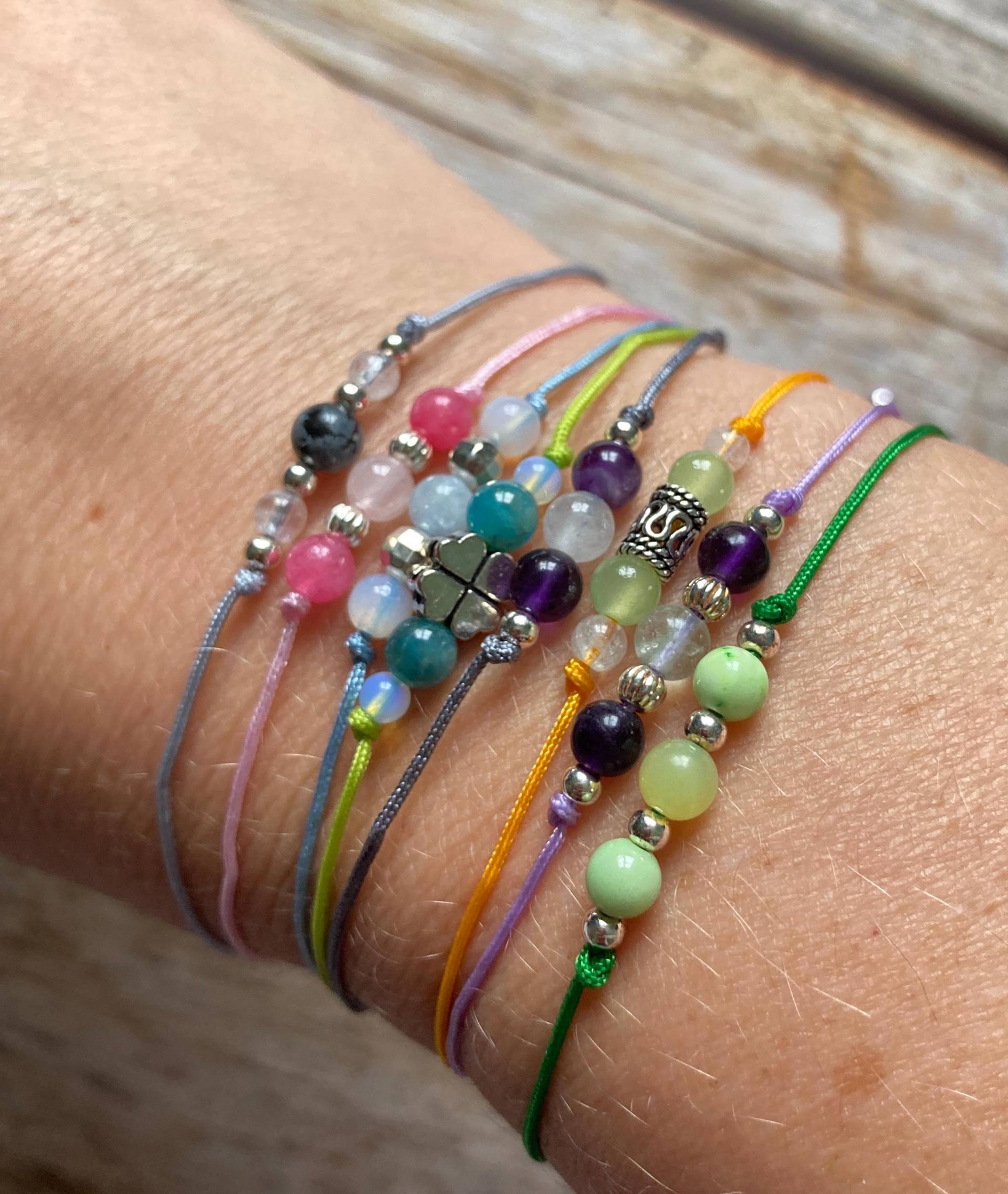 Zartes Edelstein Armband Mit 925Er Sterling Silber Perlen Und Einem Verstellbaren Abschlussknoten Für Alle Größen Zartes Edelstein Armband Mit 925Er Sterling Silber Perlen Und Einem Verstellbaren Abschlussknoten Für Alle Größen von FrancisKraftschmuck